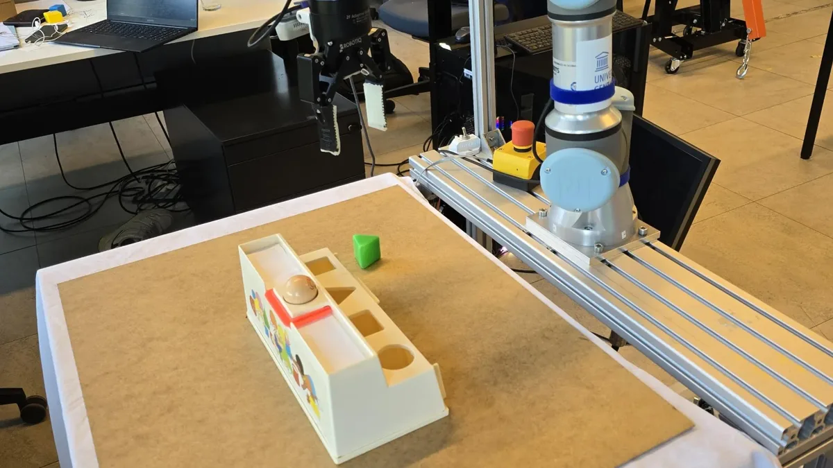 The UR3e cell with the shape sorter on the table